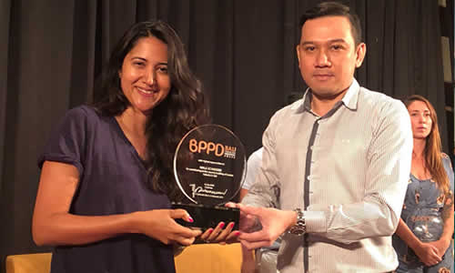  General Manager of Thai Airways presenting an award to Brightsun Travel
